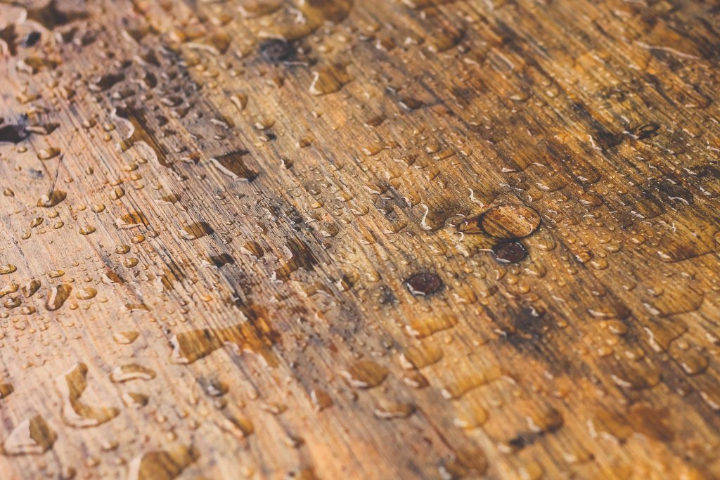 Comment enlever l&rsquo;huile de vidange sur du bois ?