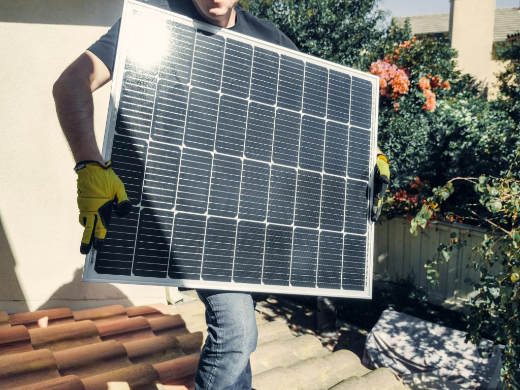 Panneau photovoltaïque sans batterie : combien rapporte vraiment ?