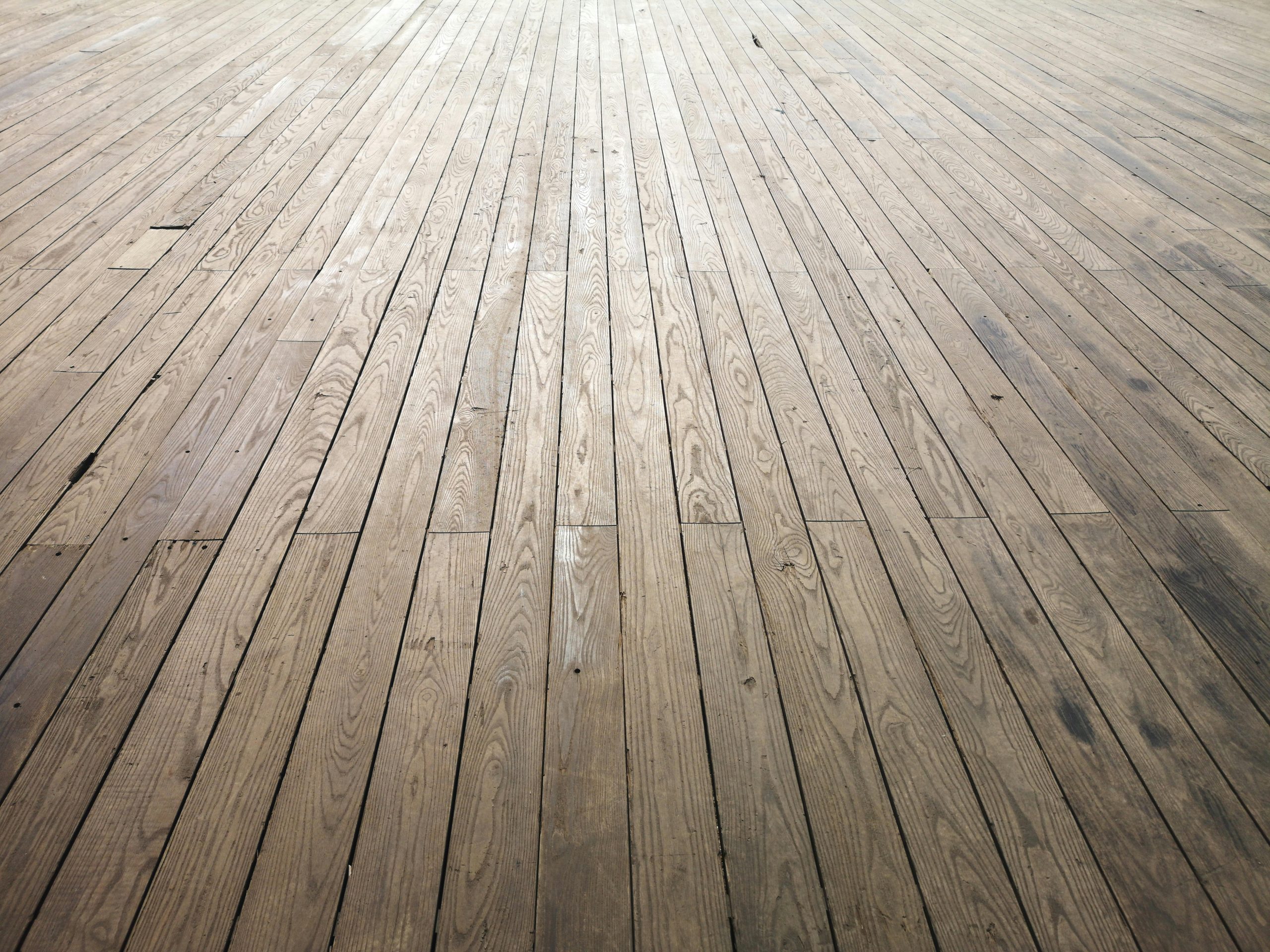 Signes d'affaissement du plancher dans une vieille maison