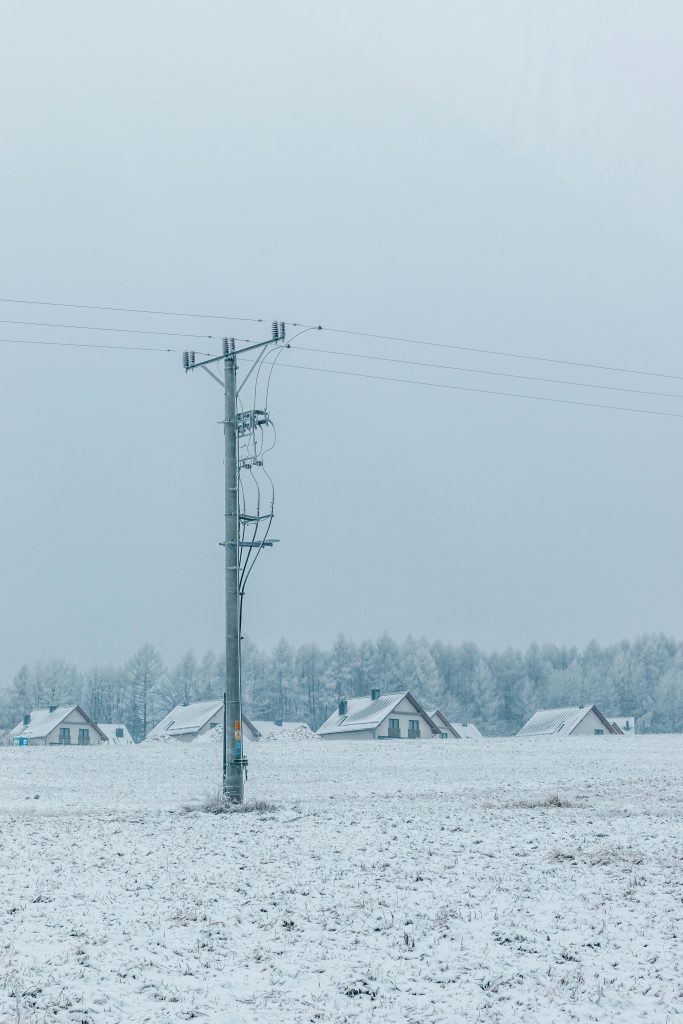 Quelle distance respecter entre un poteau électrique et sa maison ?