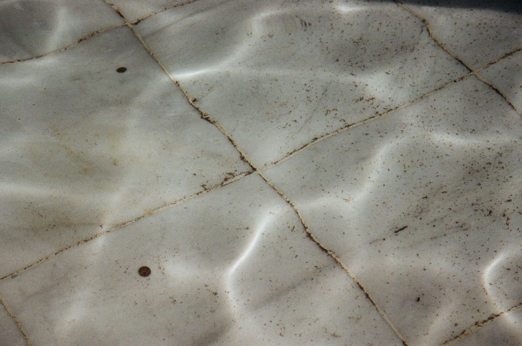 Comment protéger les joints de carrelage extérieur contre la pluie ?