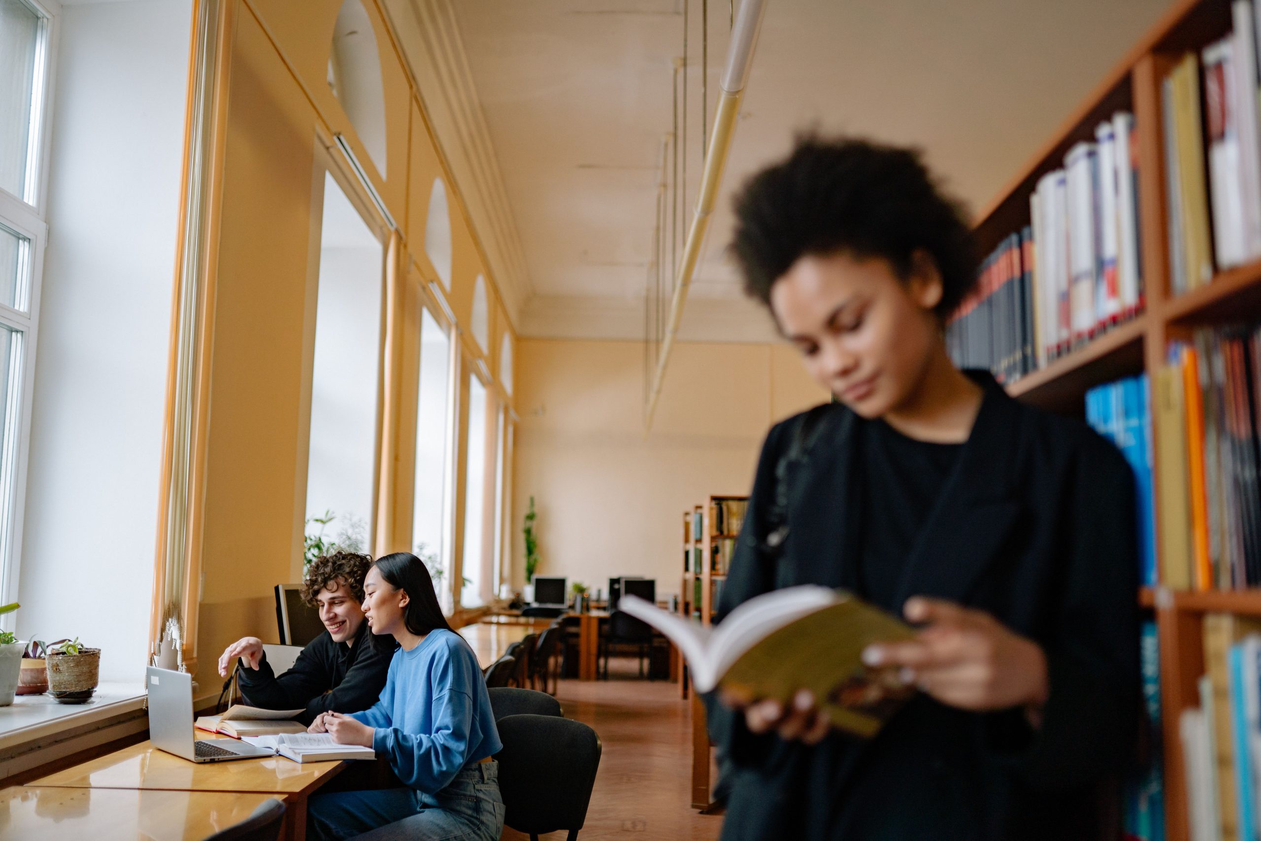 Étudiants concentrés dans une bibliothèque universitaire