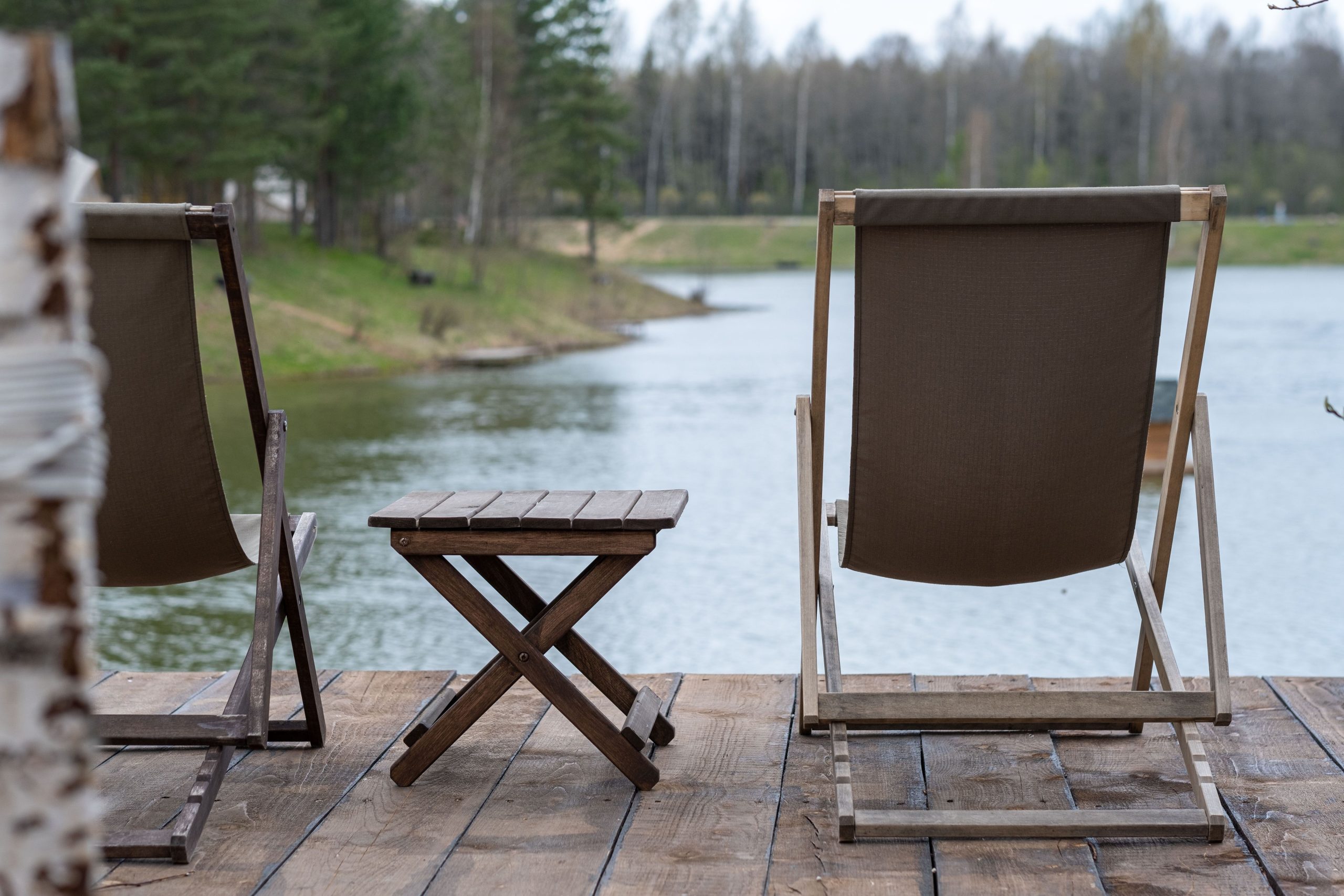 Chaises longues rustiques face au lac serein