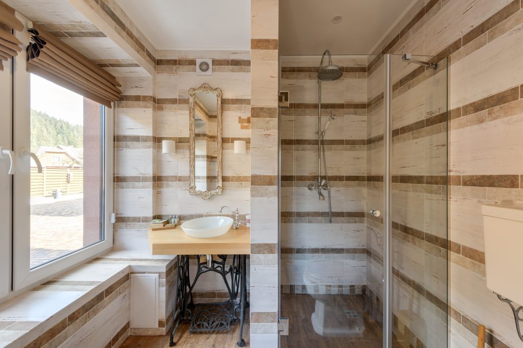 Douche fenêtre : quels matériaux évitent les moisissures ?