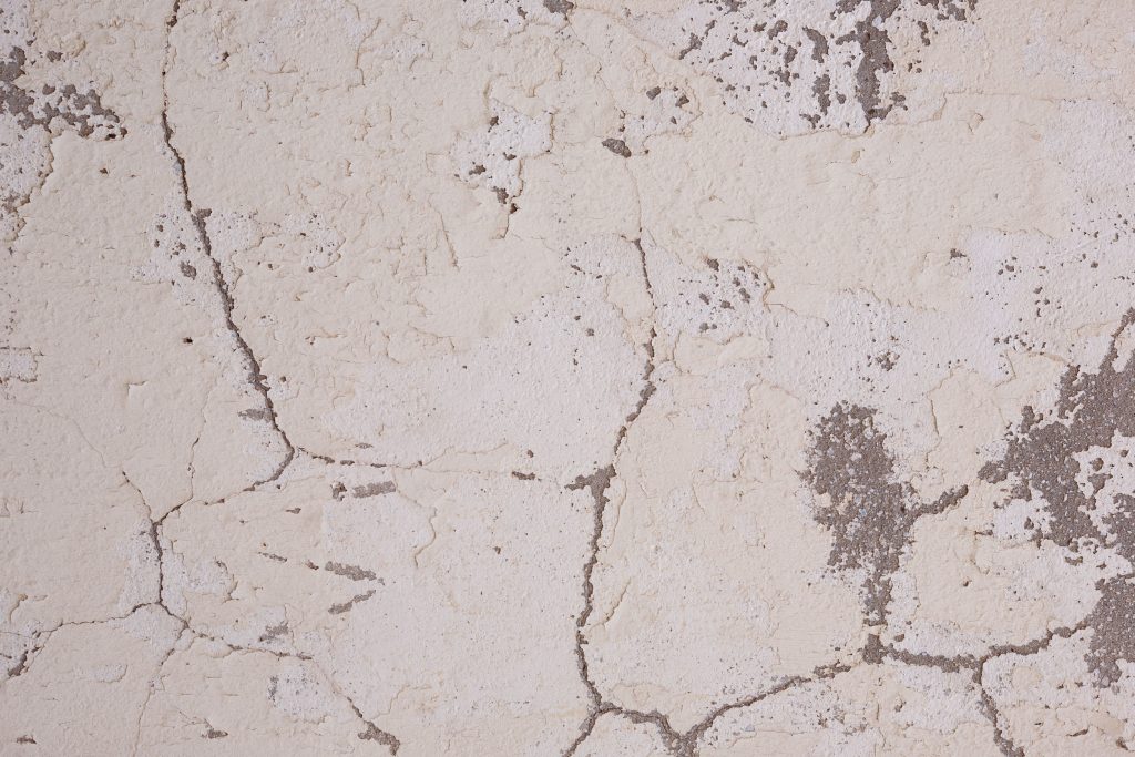 Fissure au plafond : c’est grave ou pas ?