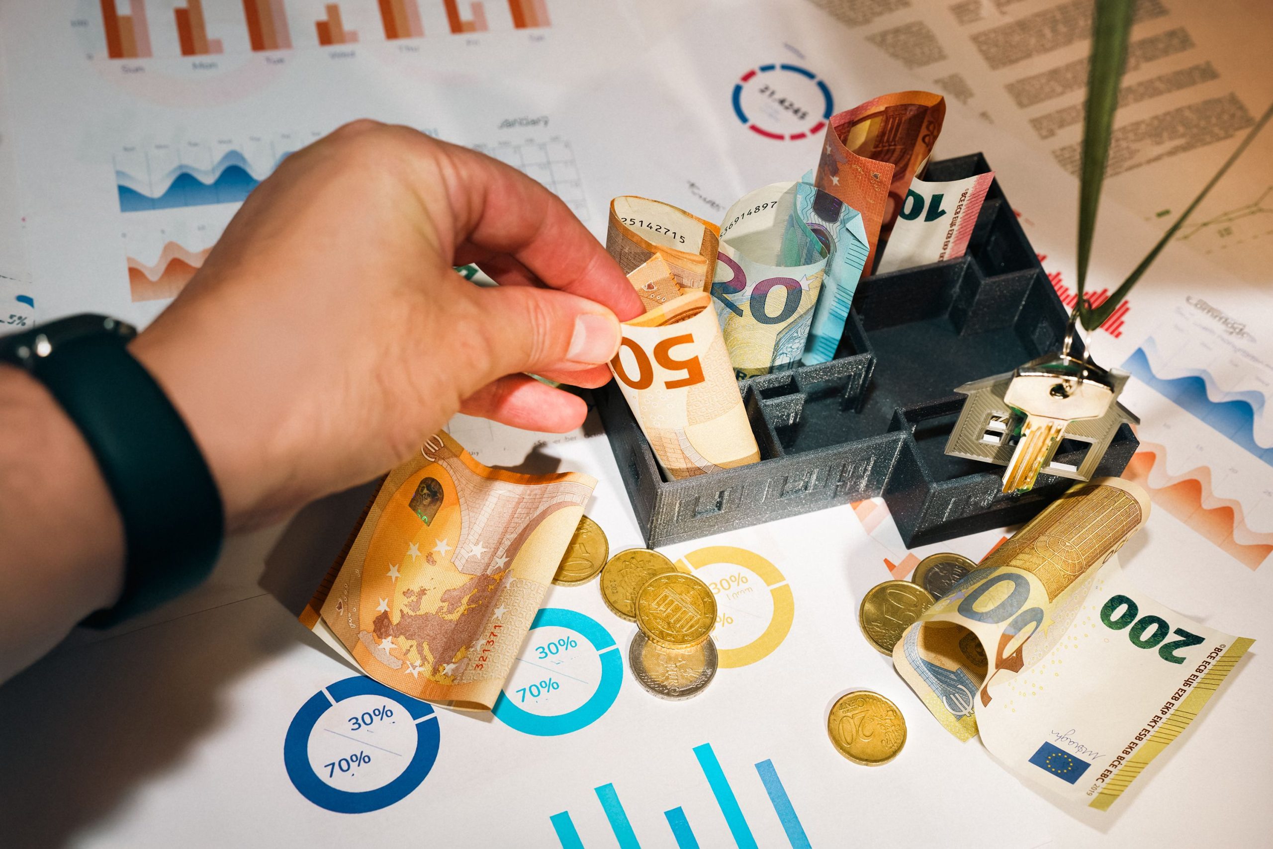 Billets euros, pièces et graphiques financiers