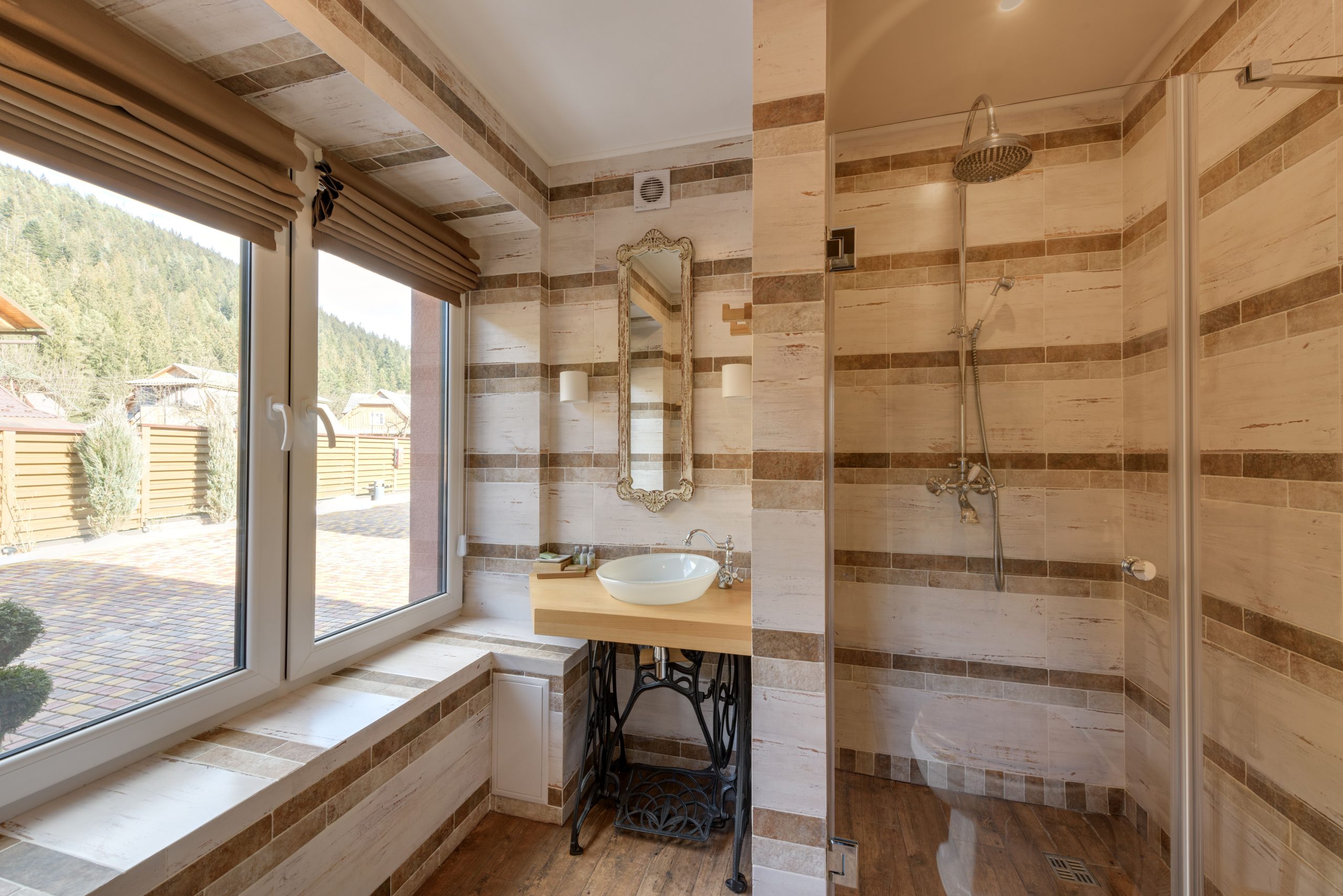 Douche fenêtre moderne baignée de lumière naturelle