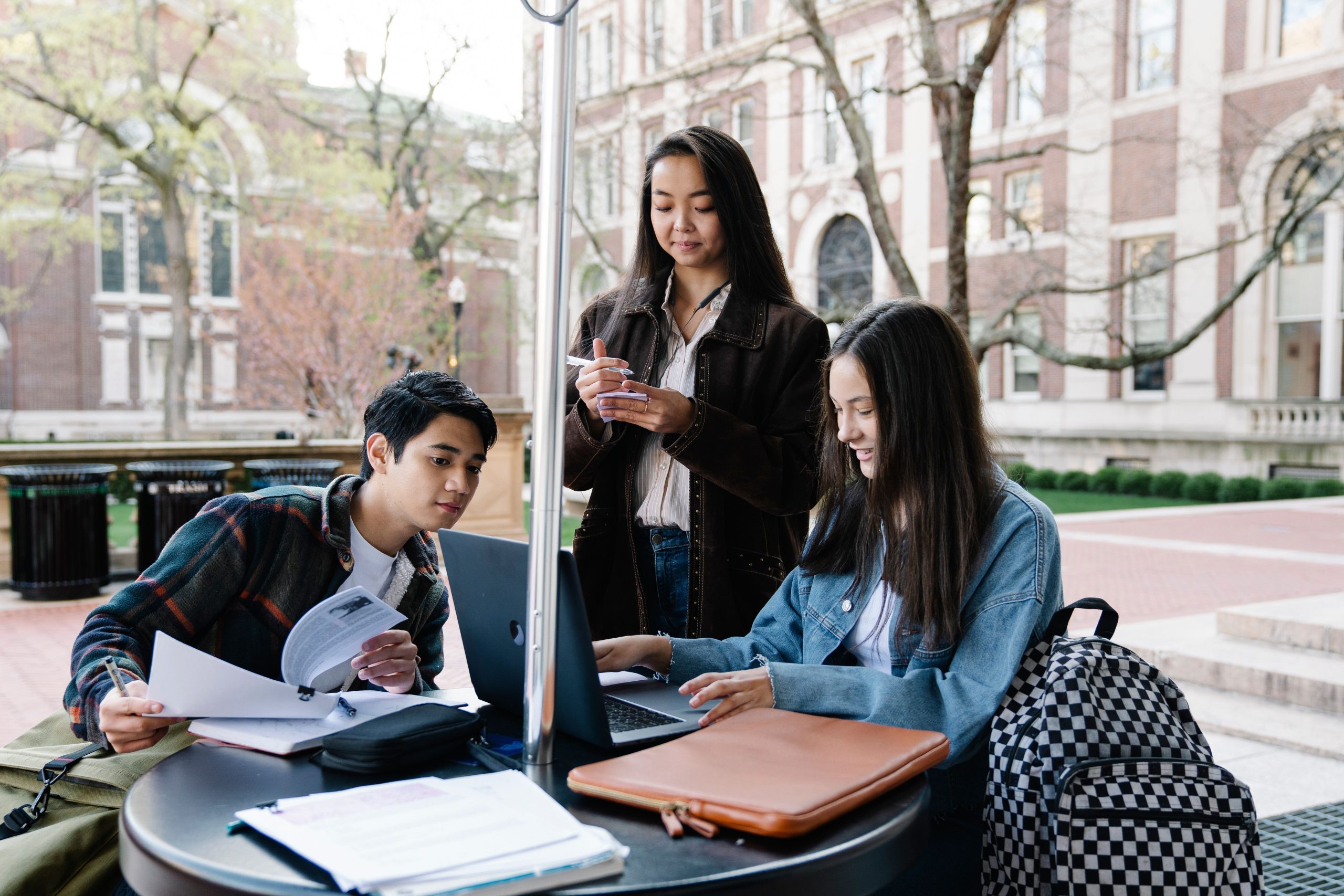 Étudiants collaborent sur un projet extérieur
