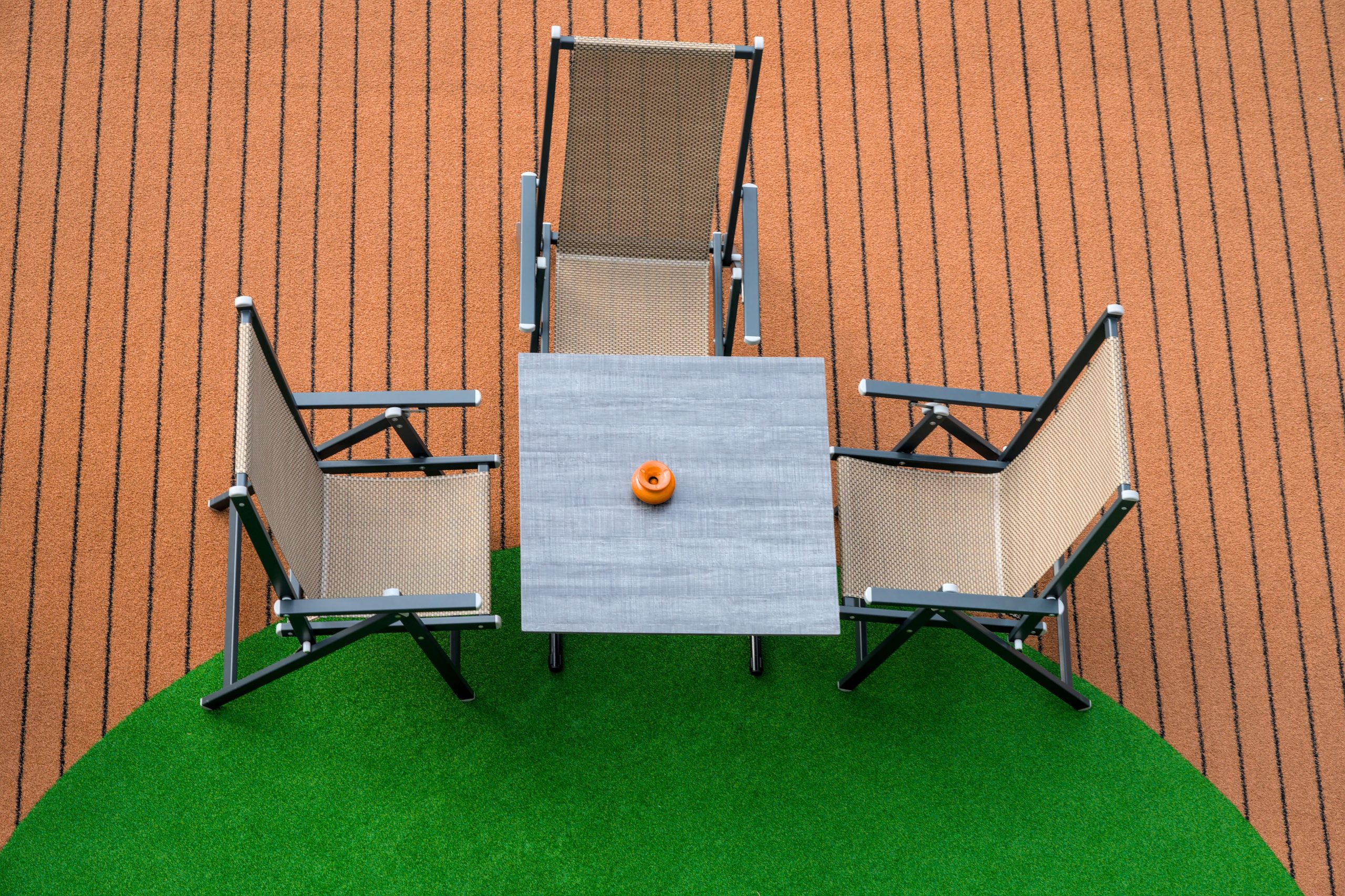Mobilier de patio moderne avec chaises et table