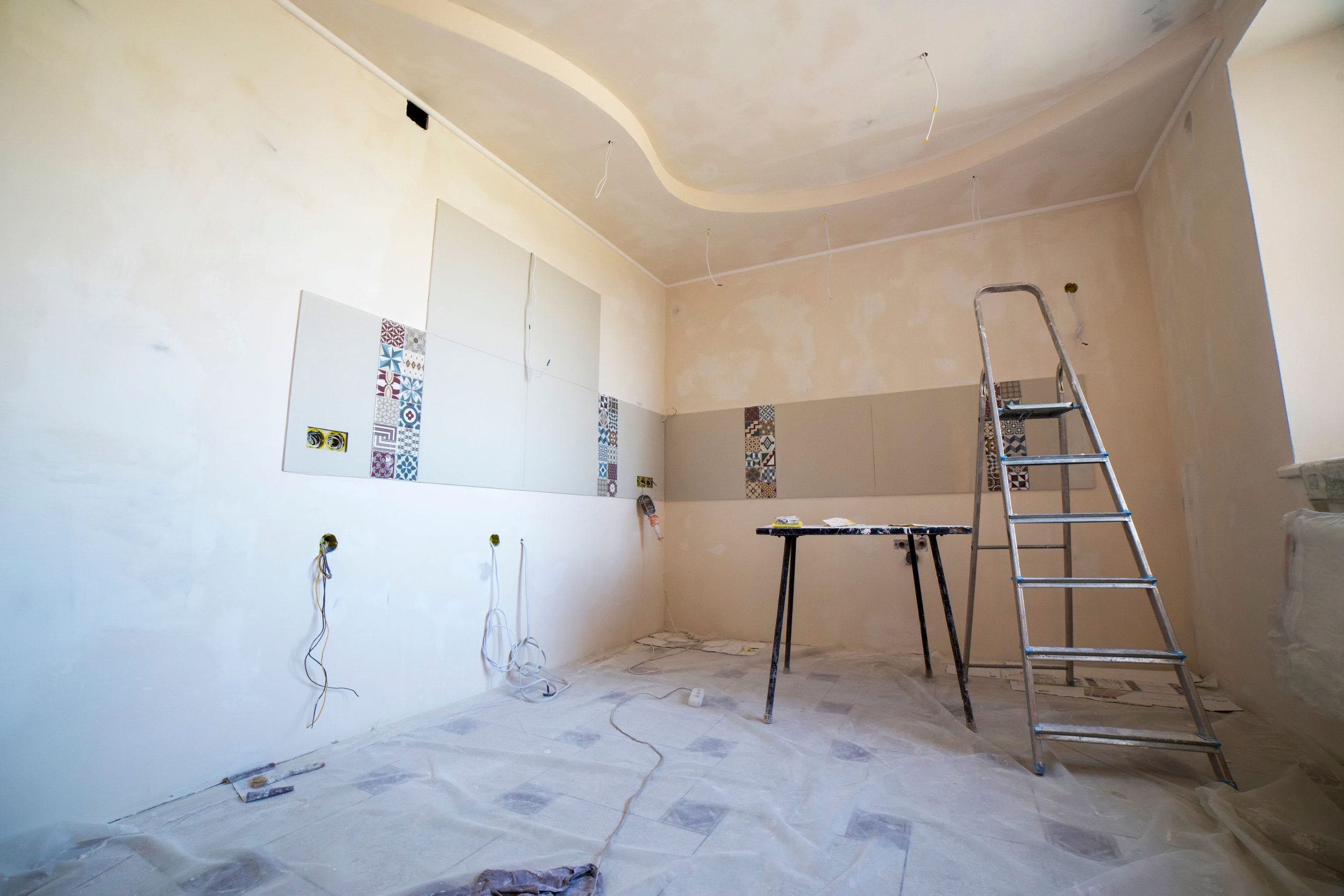 Pièce en rénovation avec outils et matériaux