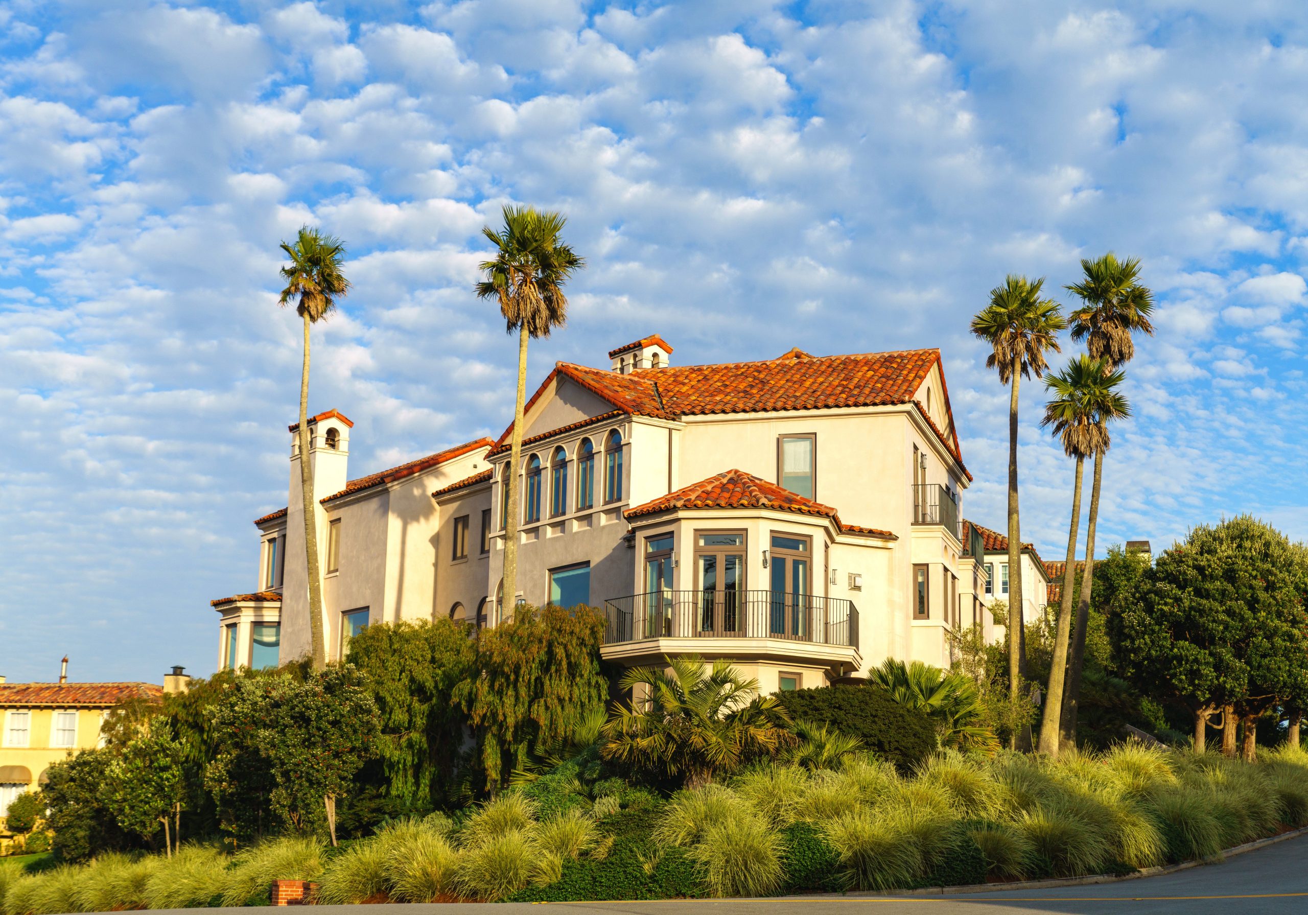 Villa méditerranéenne élégante palmiers ciel bleu