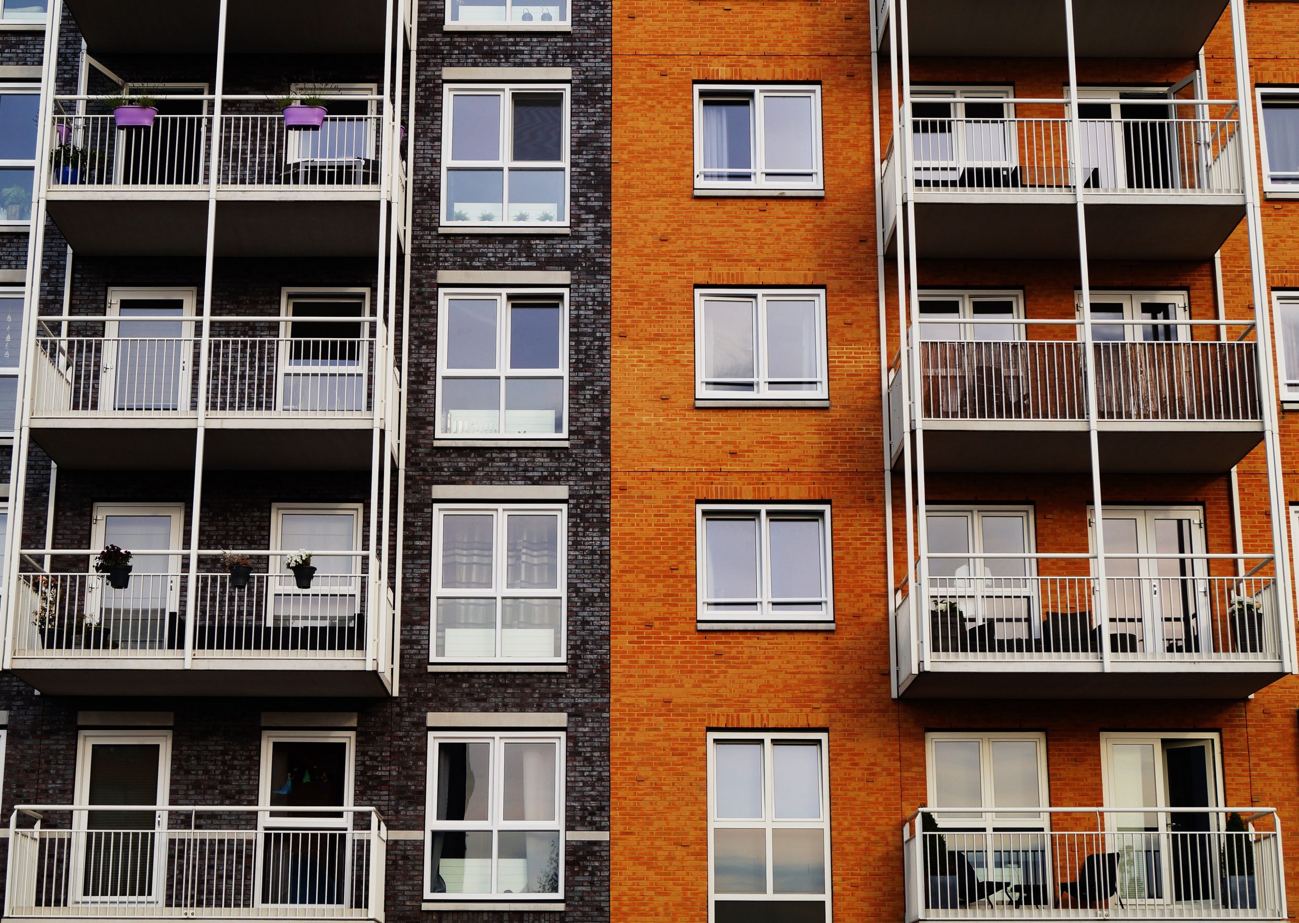Façade immeuble moderne balcons grandes baies vitrées