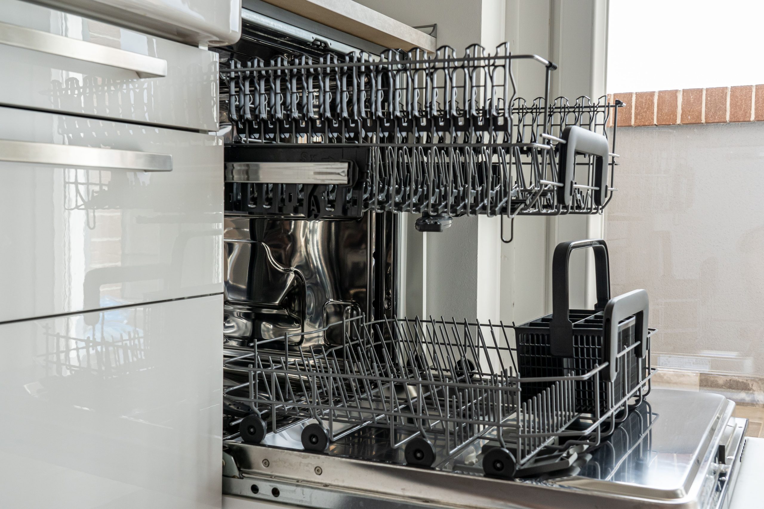 Lave-vaisselle vide ouvert cuisine lumineuse