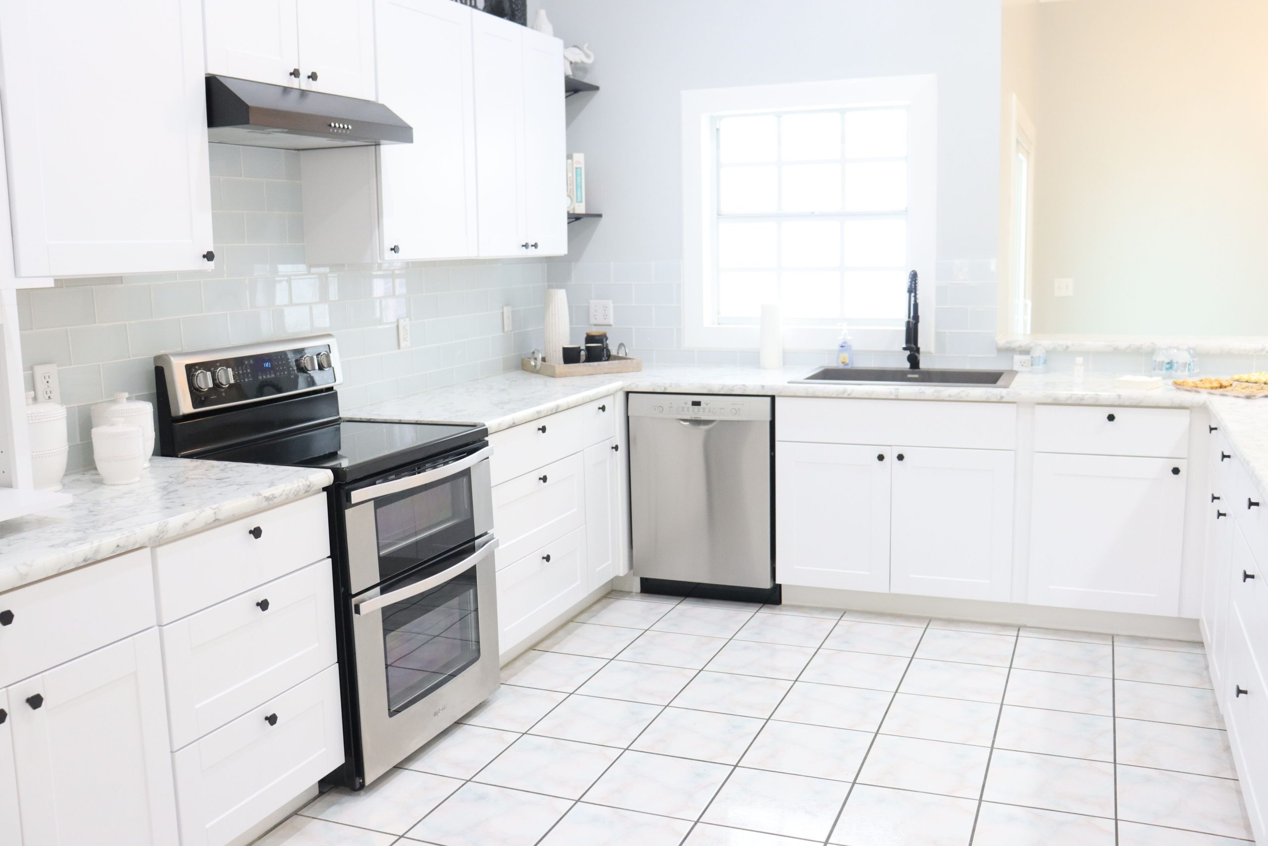 Cuisine spacieuse blanche lumiere naturelle equipements