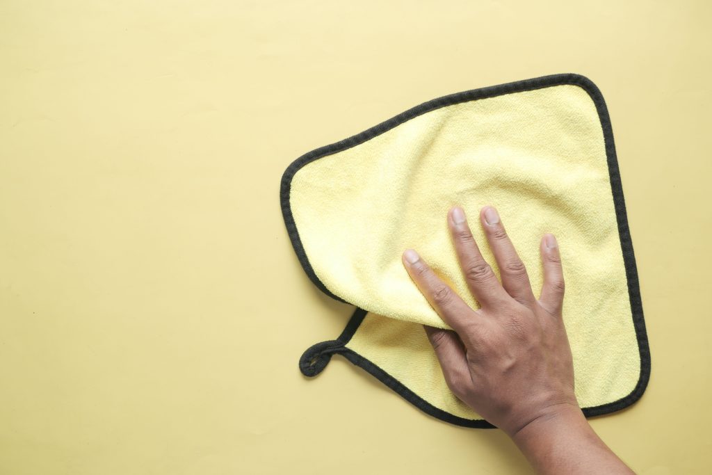 Comment enlever une tache jaune sur un vêtement blanc ?