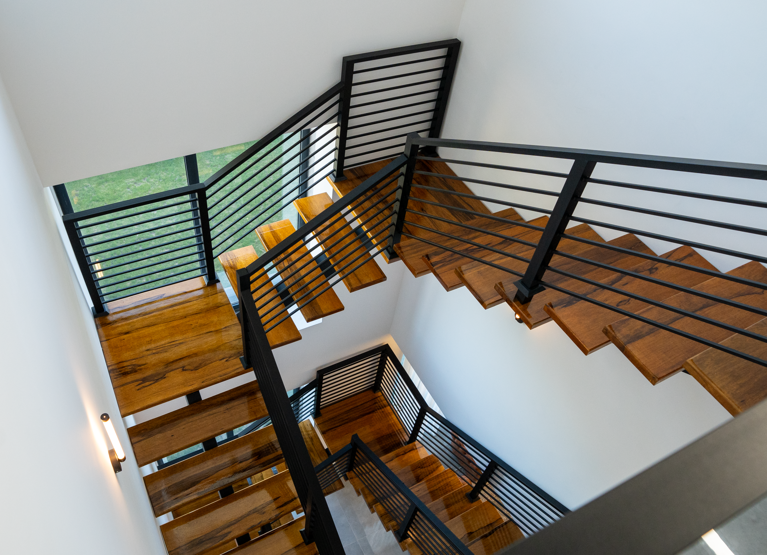 Escalier bois contemporain avec rampe métallique