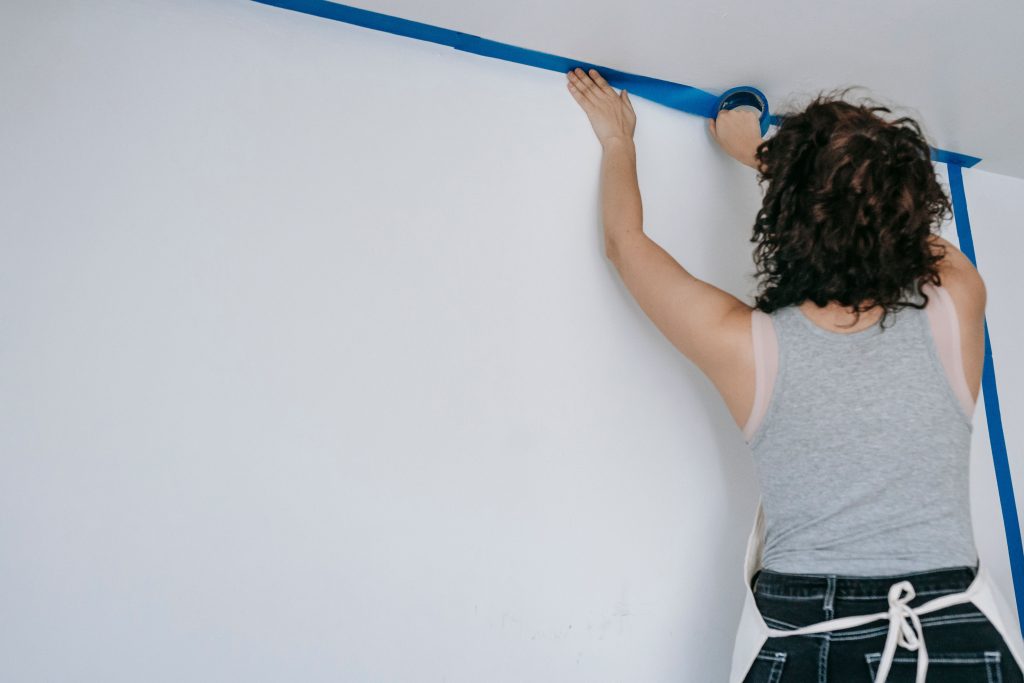 Quand enlever le scotch après la peinture pour un résultat net ?