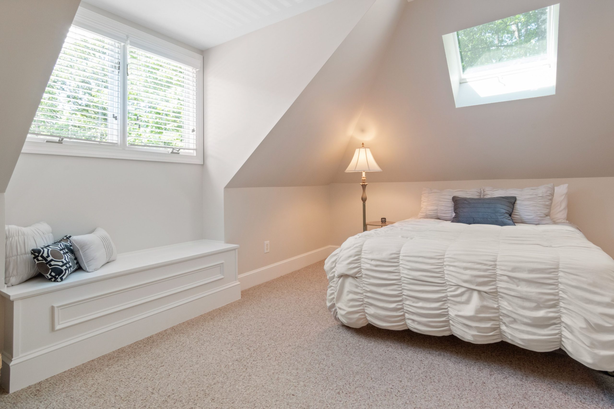 Chambre sous pente avec lit cosy et lumière naturelle