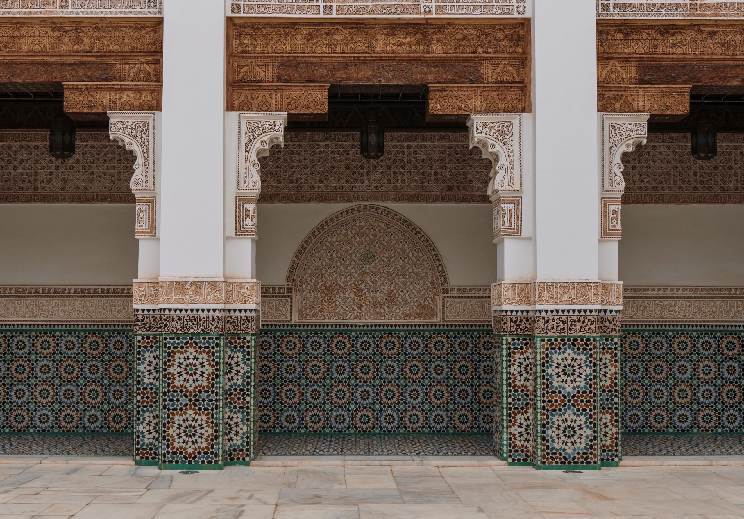 Architecture marocaine avec carrelage géométrique et colonnes