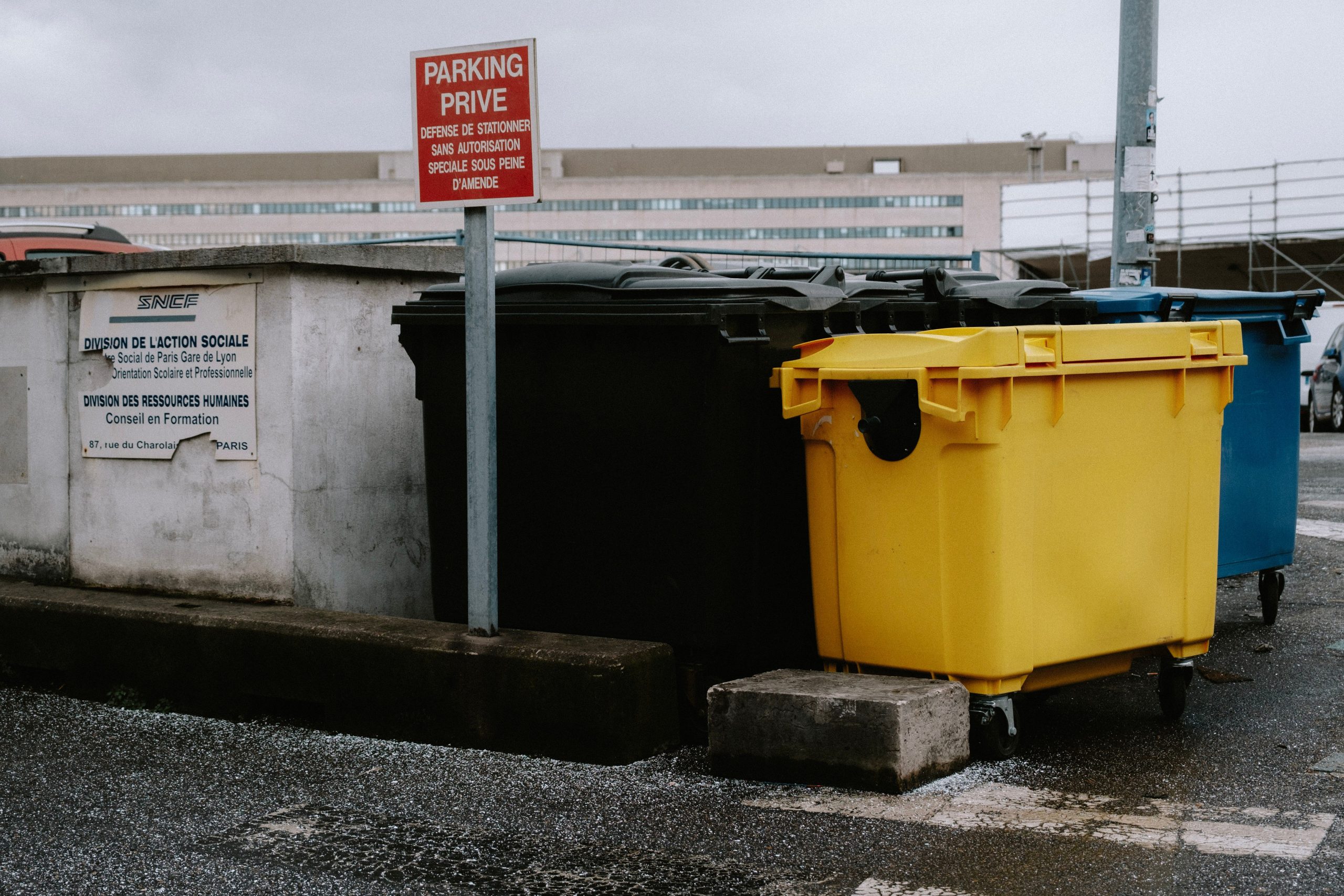 Bacs colorés de recyclage en milieu urbain