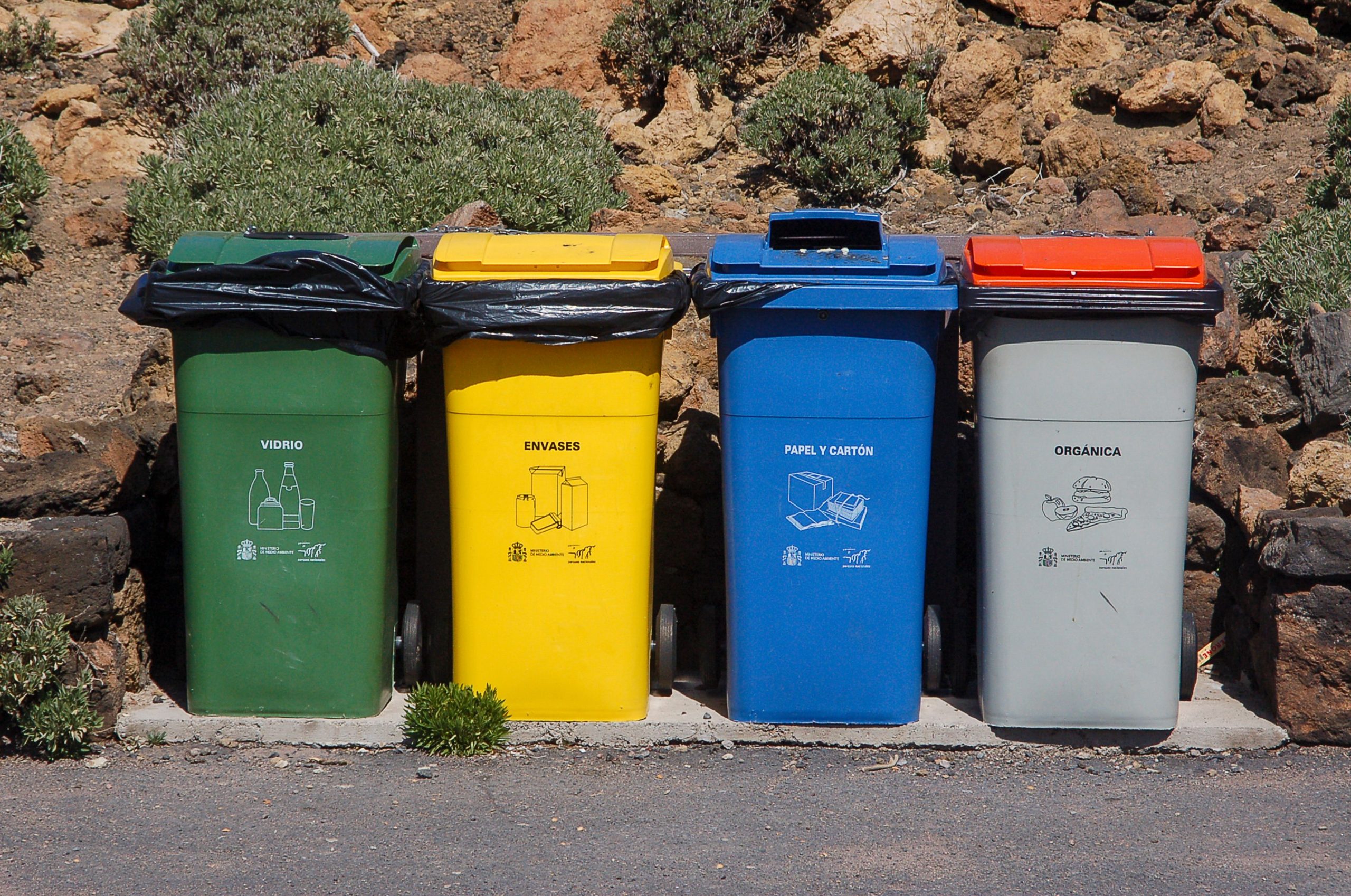Quatre bacs de tri sélectif pour déchets ménagers