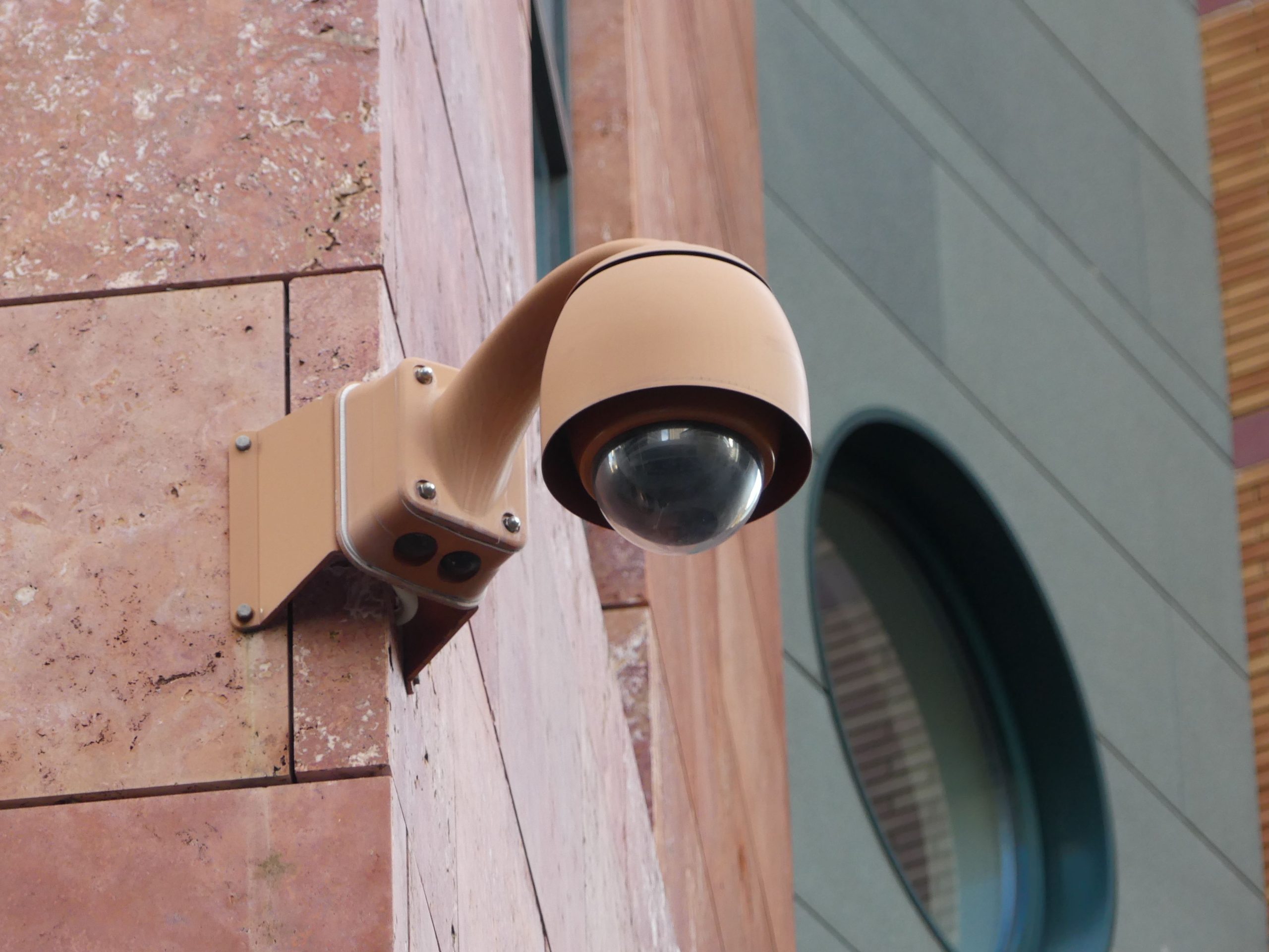 Caméra de surveillance extérieure fixée sur un mur