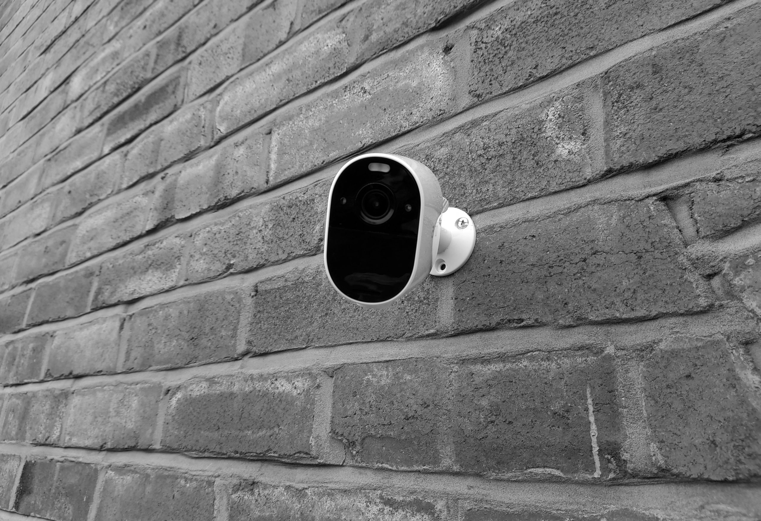 Caméra de surveillance fixée sur un mur en briques