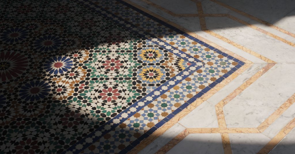 Zellige ou imitation, comment choisir ton carrelage marocain ?
