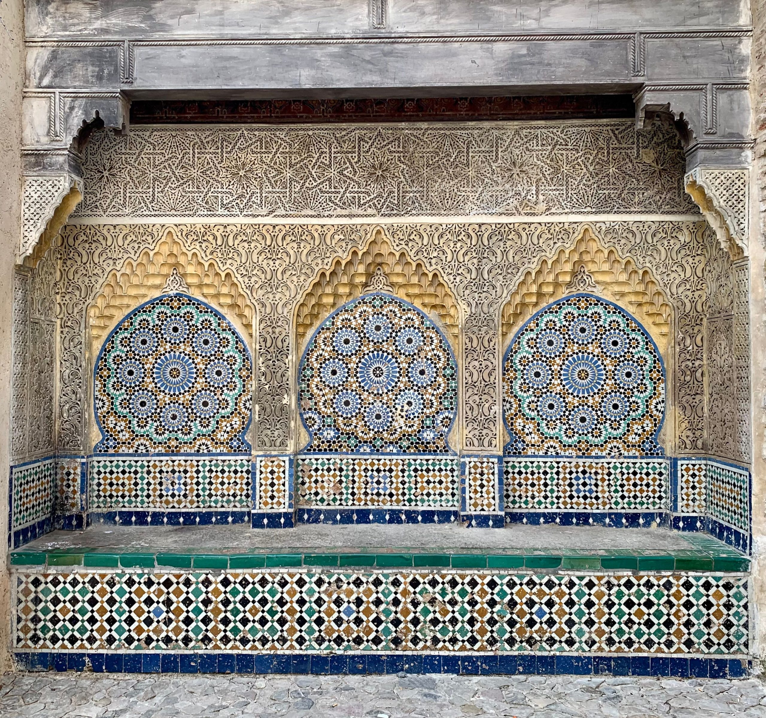 Carrelage marocain orné avec motifs géométriques et gravures