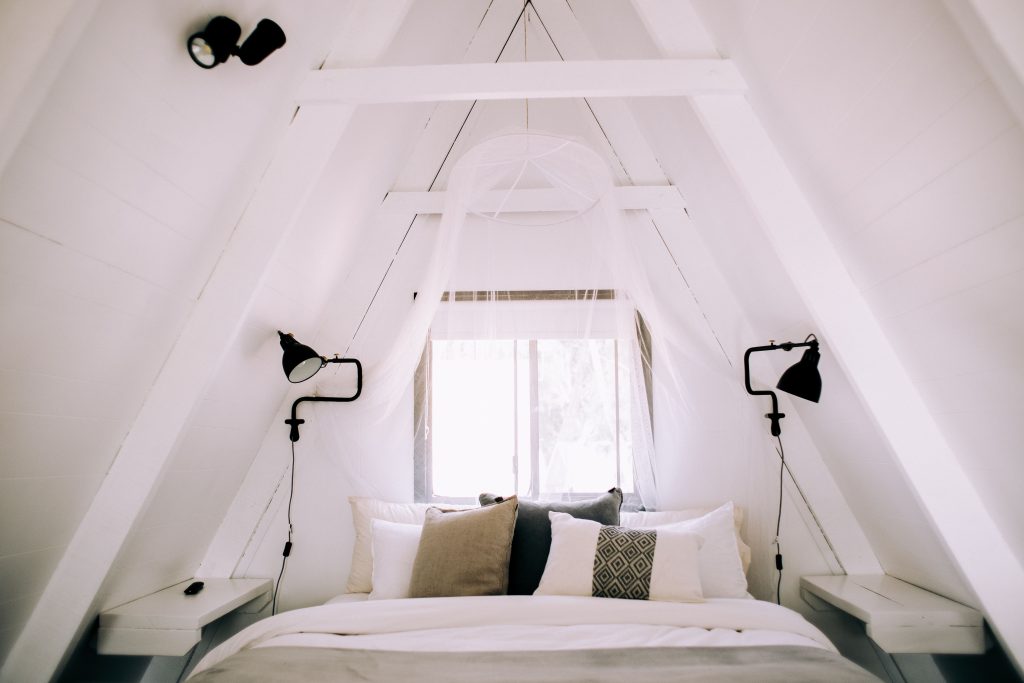 Quel mur peindre pour agrandir une chambre sous pente ?