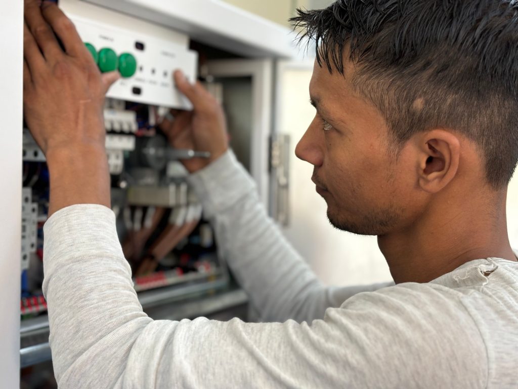 Disjoncteur éclairage 10 ou 16, lequel installer chez vous ?