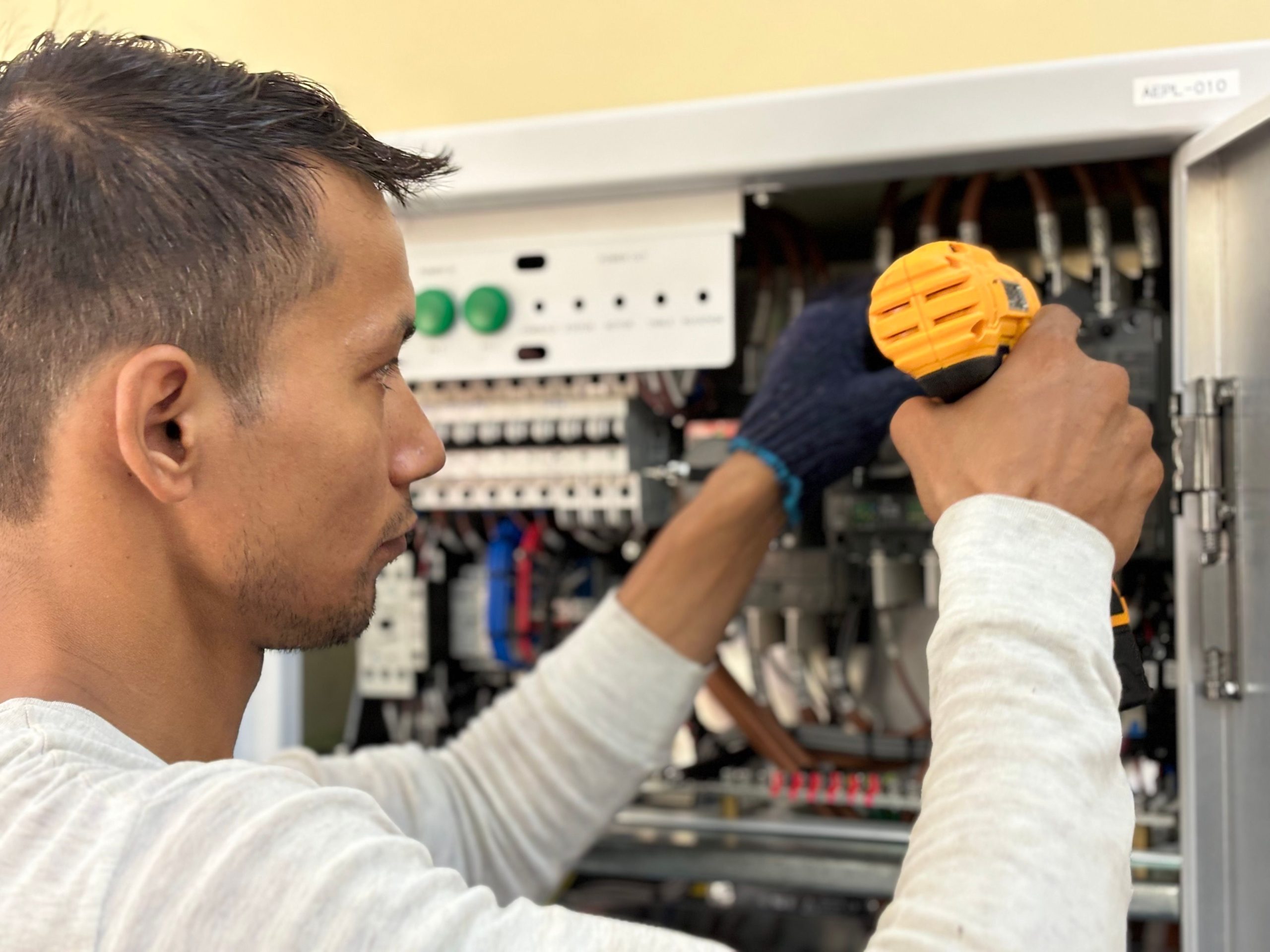 Technicien concentré sur un panneau électrique