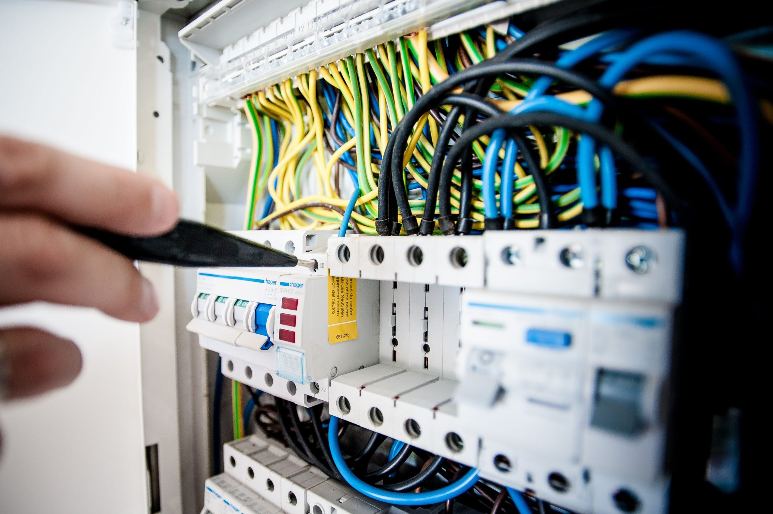 Électricien travaillant sur un tableau électrique