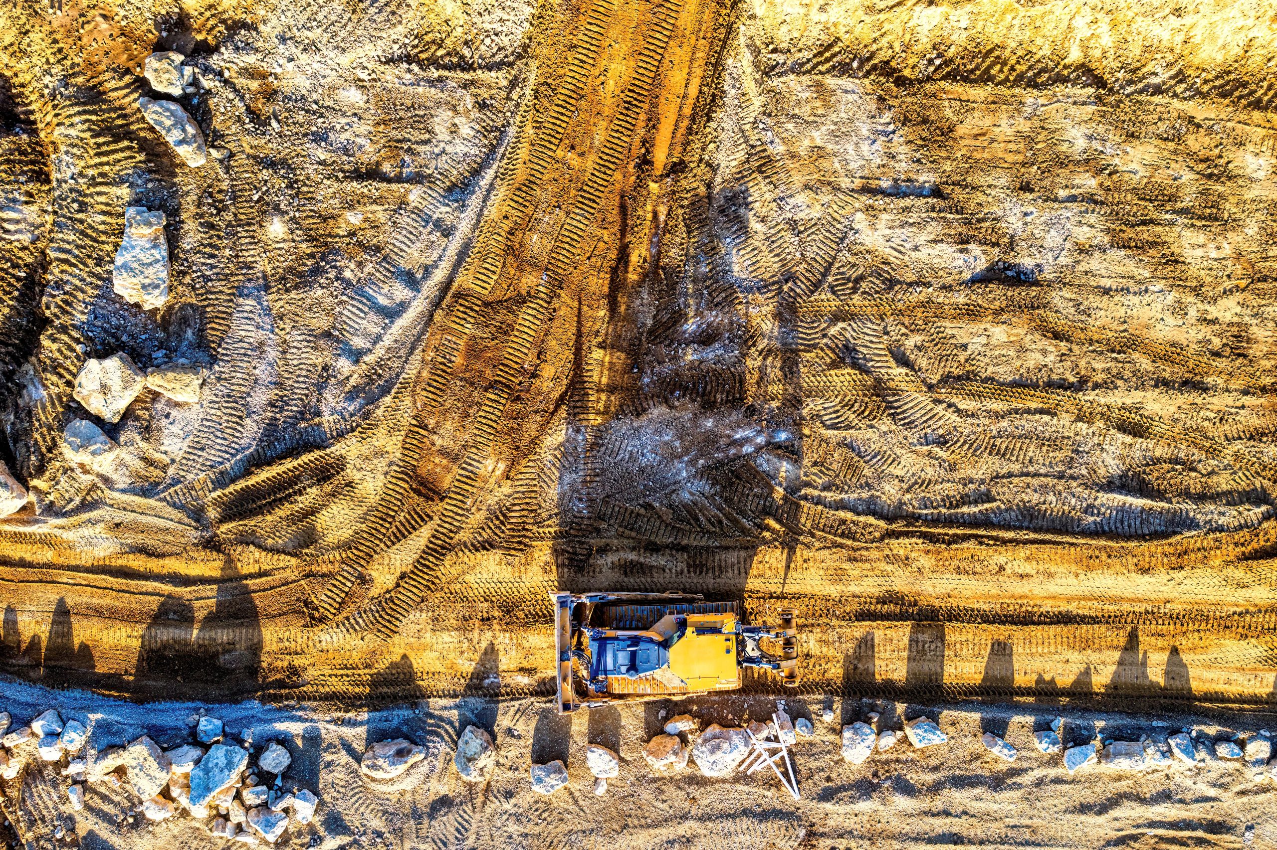 Chantier construction excavatrice route terrain