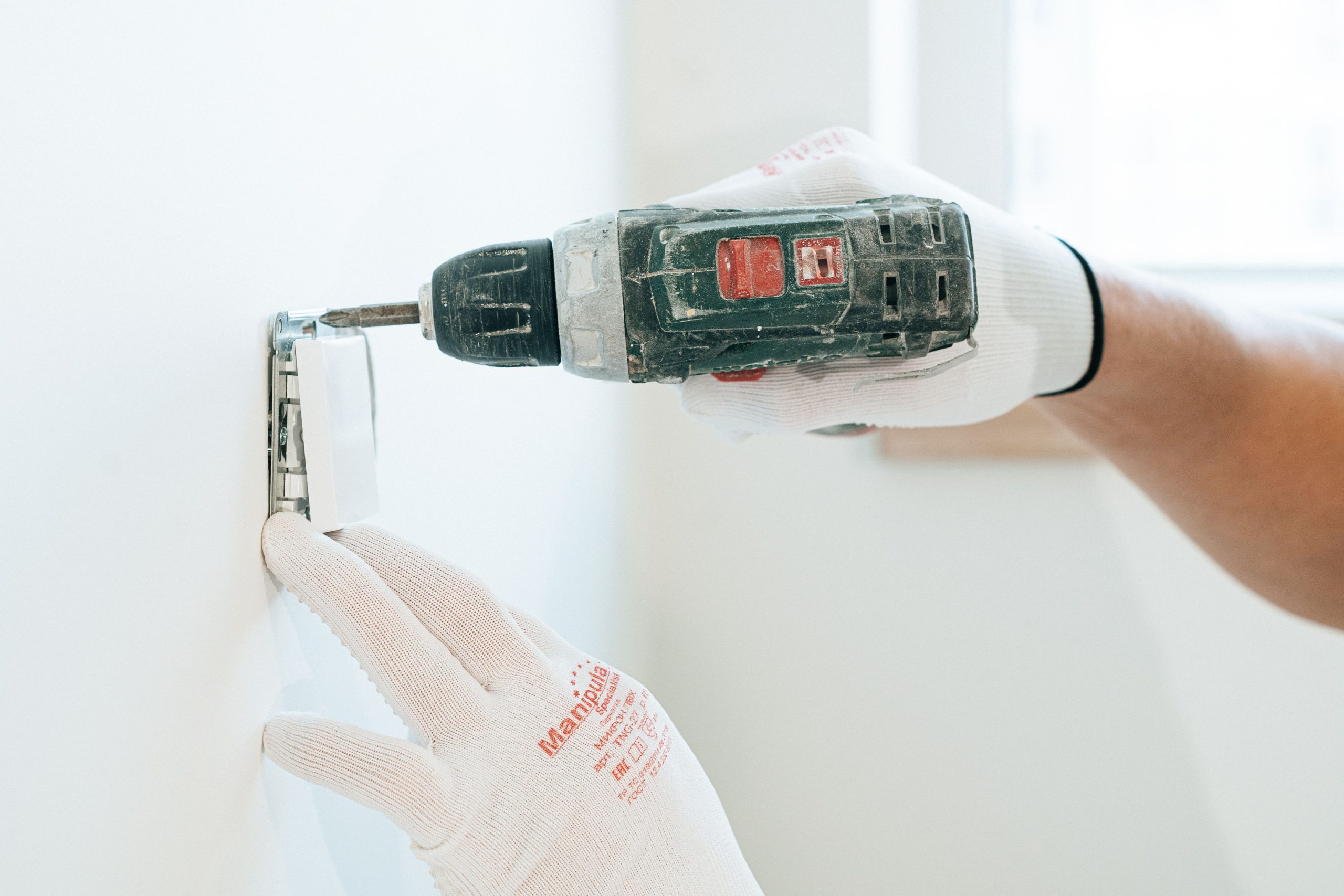 Installation d'une prise électrique au mur