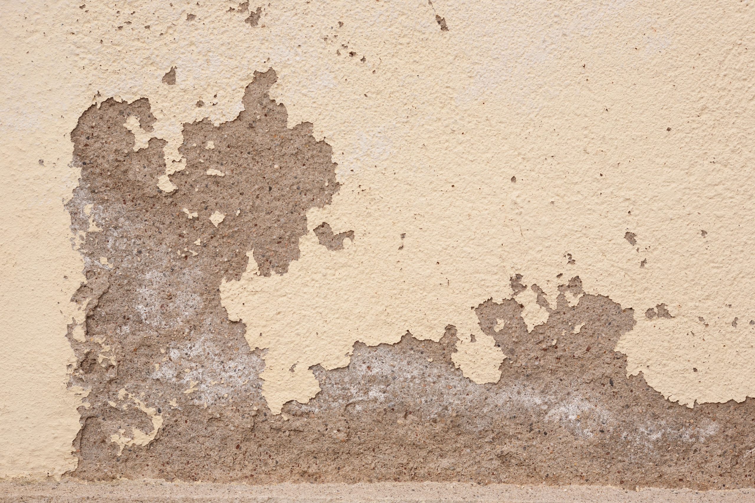 Ancien mur avec plâtre craquelé et textures rugueuses