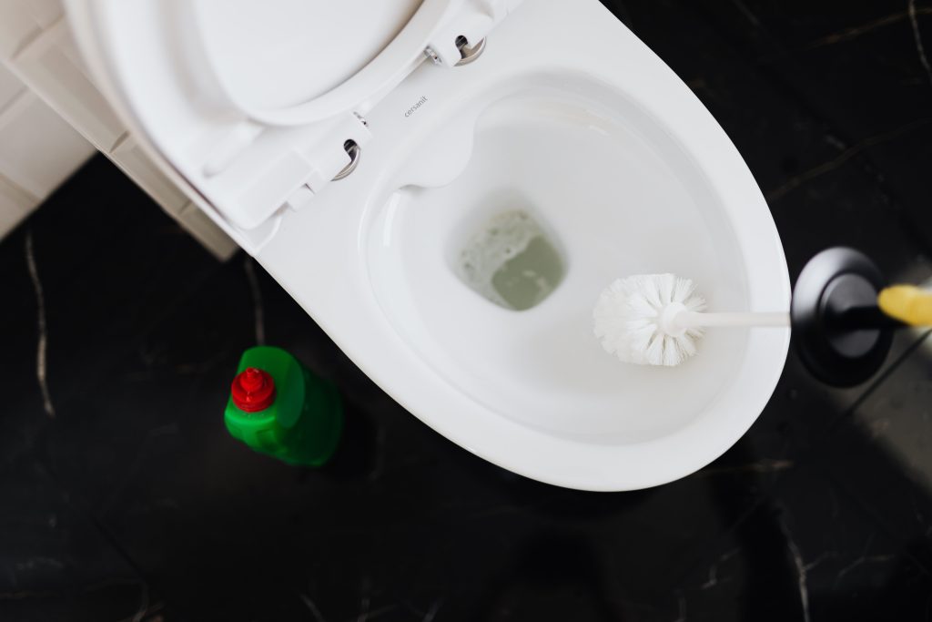 Comment enlever le calcaire et le noir des toilettes ?