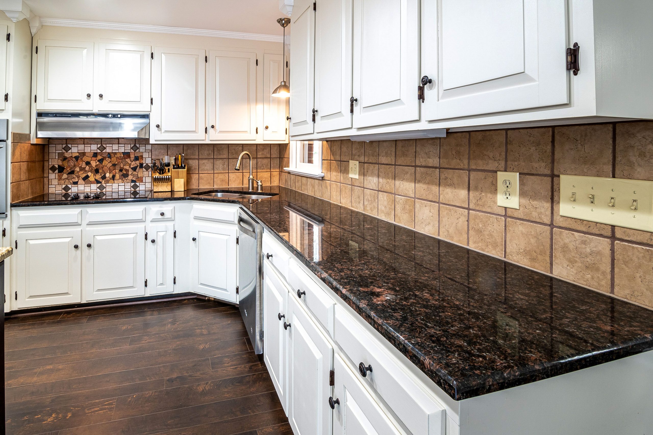 Cuisine avec plan de travail et crédence carrelée
