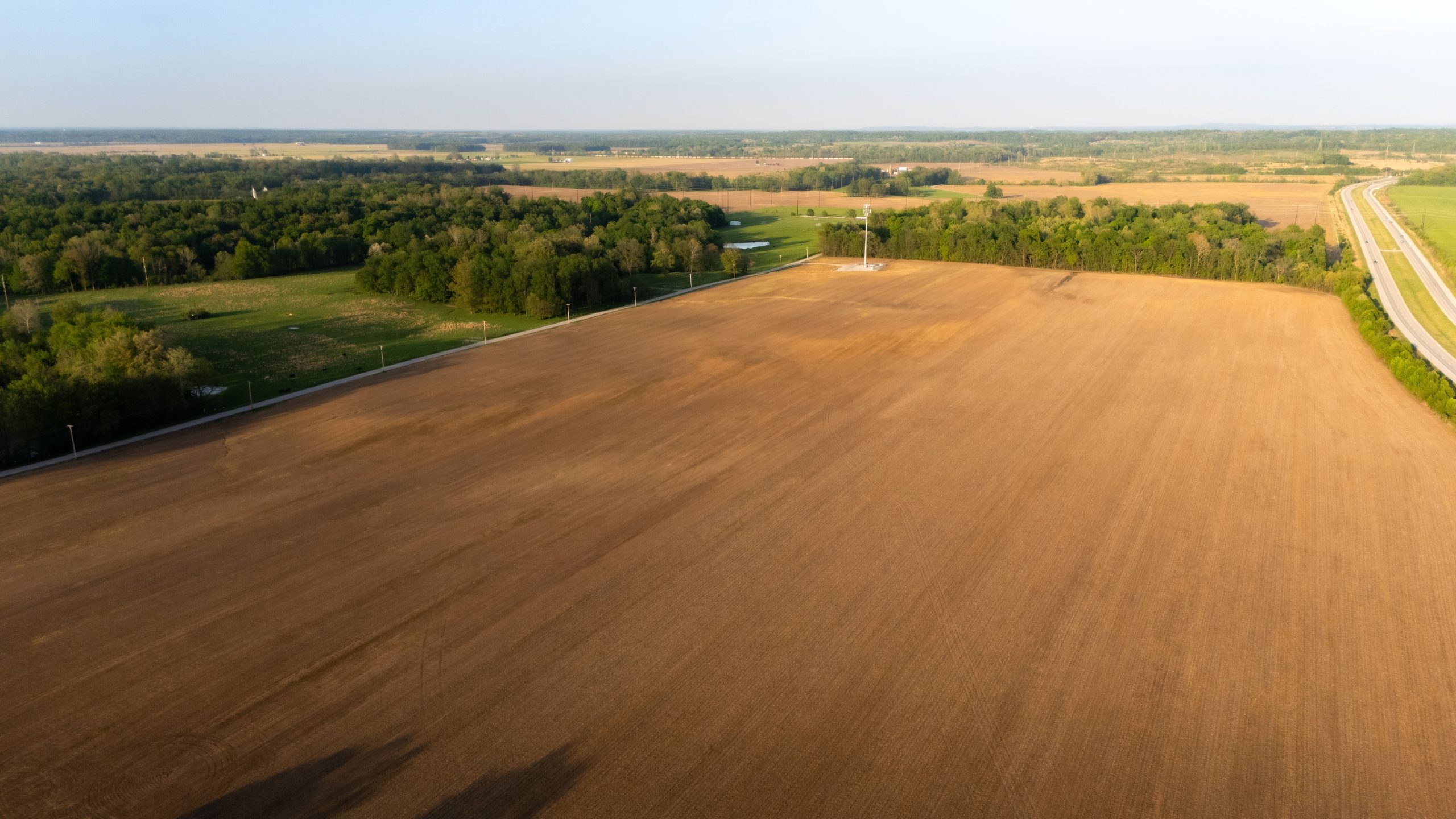 Vue aérienne champ agricole forêt
