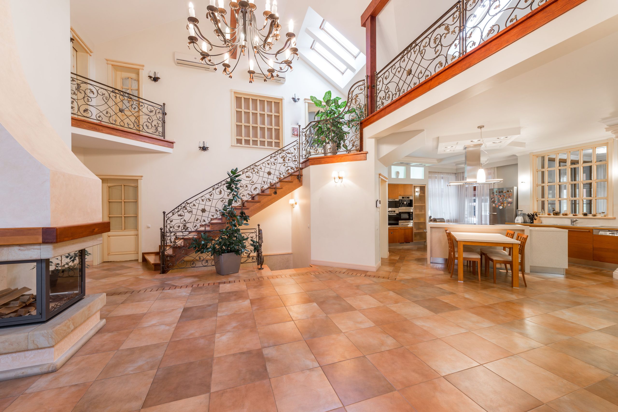 Spacieux intérieur de mansion avec cuisine ouverte