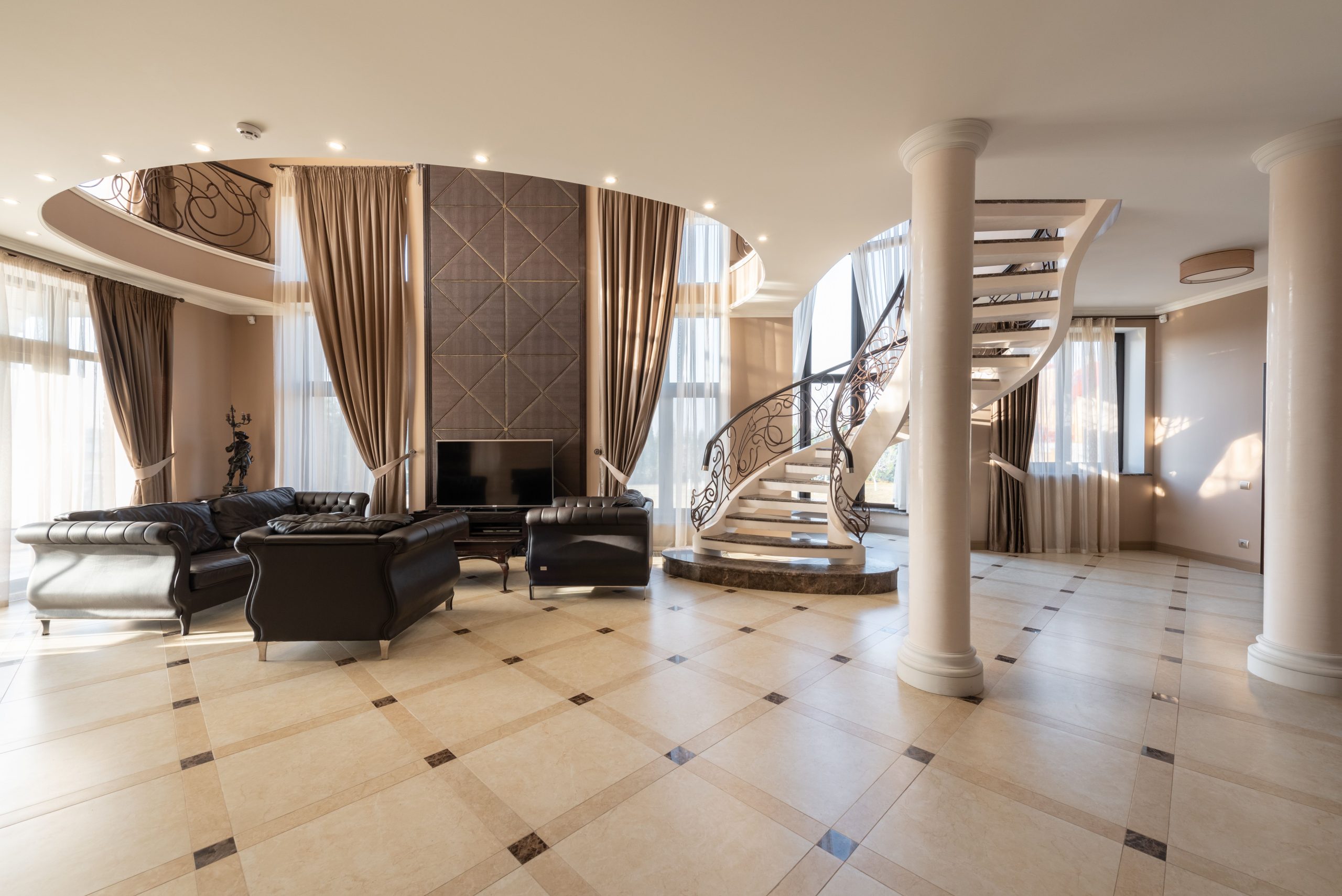 Hall classique de villa avec escalier spiral