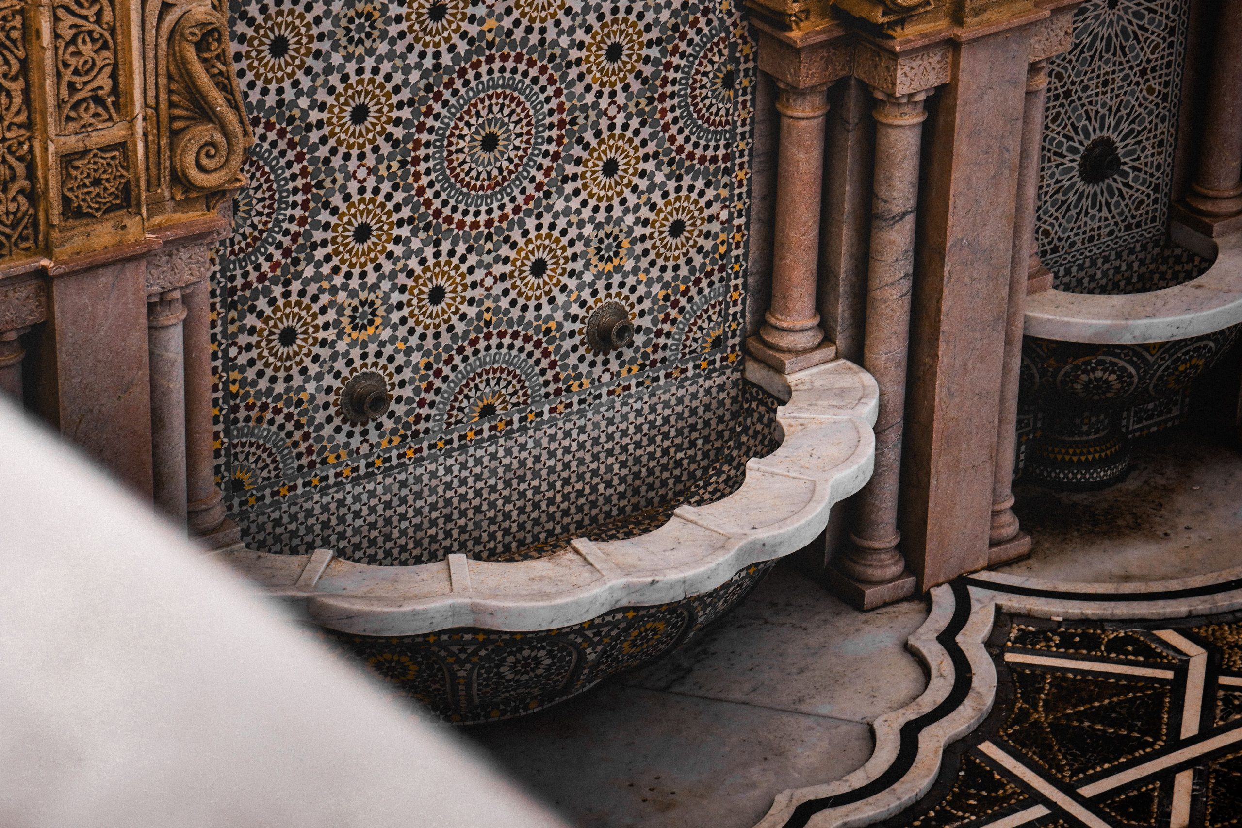 Fontaine mosaïque marocaine avec zellige et motifs géométriques