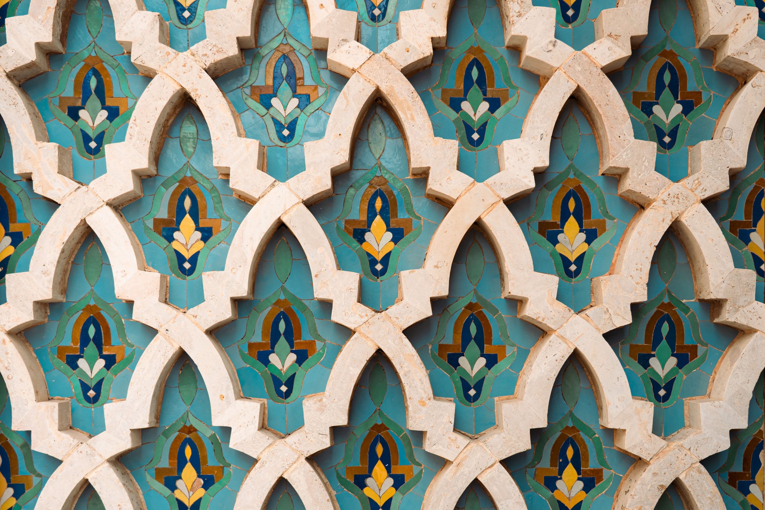 Détail zellige marocain aux couleurs vives et formes géométriques